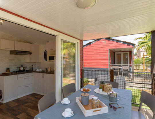 Camping Californie Plage - Accommodation - Cap\'tain Sparrow Premium mobile home - View to the living/dining area from the terrace