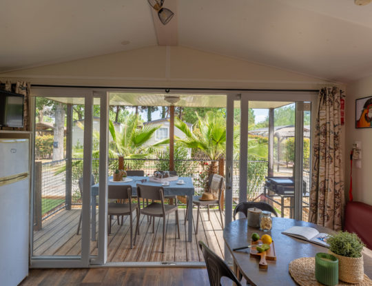 Camping Californie Plage - Accommodation - Cap\'tain Sparrow Premium mobile home - Terrace and garden furniture