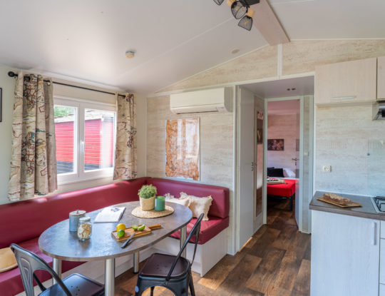 Camping Californie Plage - Accommodation - Cap\'tain Sparrow Premium mobile home - Living/dining area