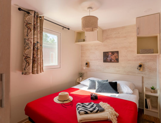 Camping Californie Plage - Accommodation - Cap\'tain Sparrow Premium mobile home - Bedroom with a double bed