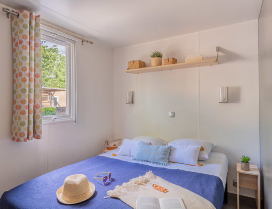 Camping Californie Plage - Accommodation - Cayo Coco mobile home for 4 persons - Bedroom with large double bed