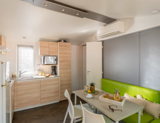 Camping Californie Plage - Accommodation - Cayo Coco mobile home for 4 persons - Living/dining area and kitchen