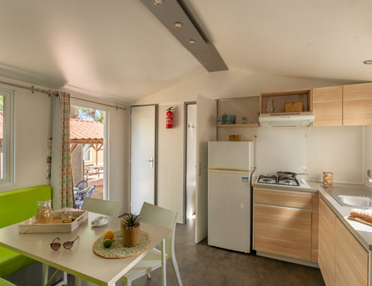 Camping Californie Plage - Accommodation - Cayo Coco mobile home for 4 persons - Living/dining area and kitchen