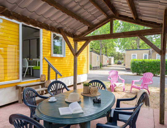 Camping Californie Plage - Accommodation - Cayo Coco mobile home for 4 persons - View of the covered terrace