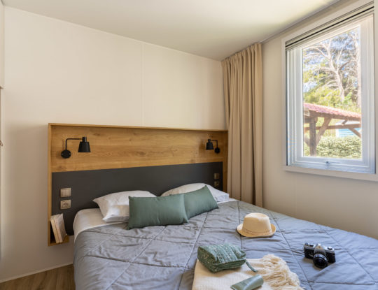 Camping Californie Plage - Accommodation - Curacao Prestige mobile home - Bedroom with large double bed