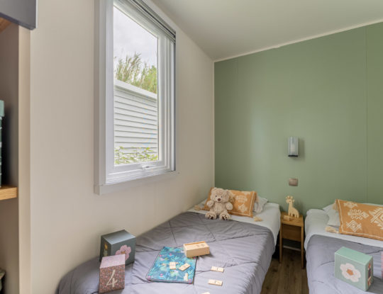 Camping Californie Plage - Accommodation - Curacao Prestige mobile home - Bedroom with two single beds