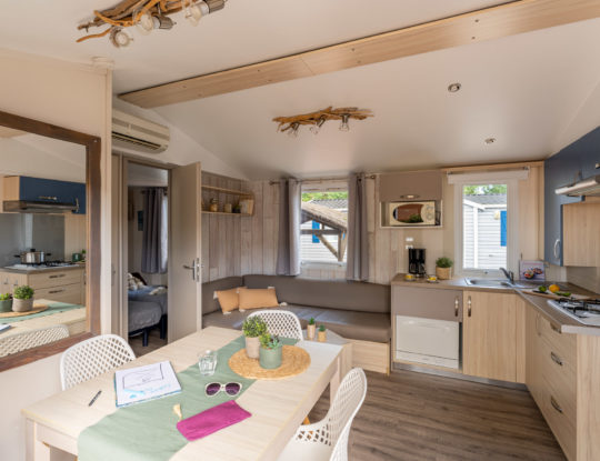 Camping Californie Plage - Accommodation - Maho Prestige mobile home - Living/dining area and fully equipped kitchen