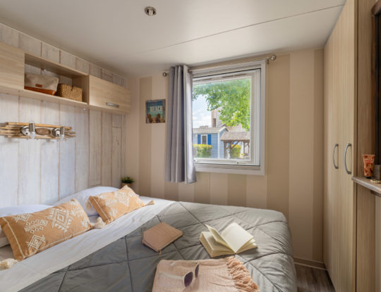 Camping Californie Plage - Accommodation - Maho Prestige mobile home - Bedroom with double bed