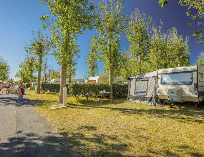 Camping Californie Plage - Hébergements - Emplacement Premium de 95 m² pour caravanes et tentes