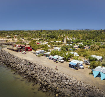 Camping Californie Plage - Hébergements - Emplacement vue mer - vue aérienne des emplacement face à la mer