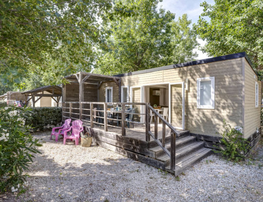 Camping Californie Plage - Hébergements - Mobil-home Cap\'tain Crochet 4 personnes  - Vue de la terrasse