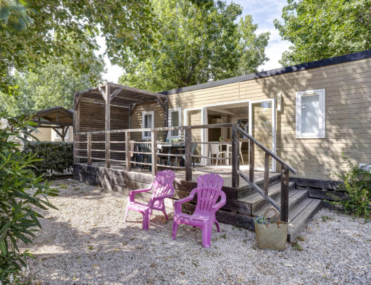 Camping Californie Plage - Hébergements - Mobil-home Cap\'tain Crochet 4 personnes  - Vue de la terrasse semi-couverte