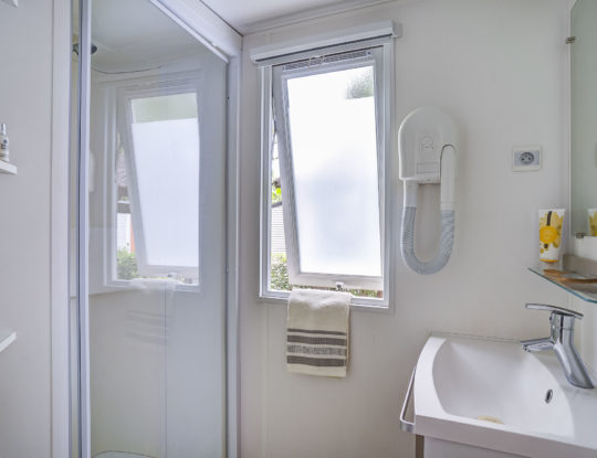 Camping Californie Plage - Accommodation - Moorea Superieur mobile home - Bathroom with shower