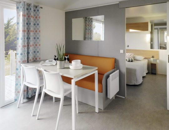 Camping Californie Plage - Accommodation - PRM mobile home - Living/dining area and view of the main bedroom