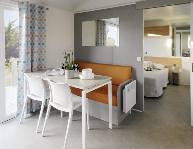Camping Californie Plage - Hébergements - Mobil-home PMR - Séjour et vue sur la chambre parentale