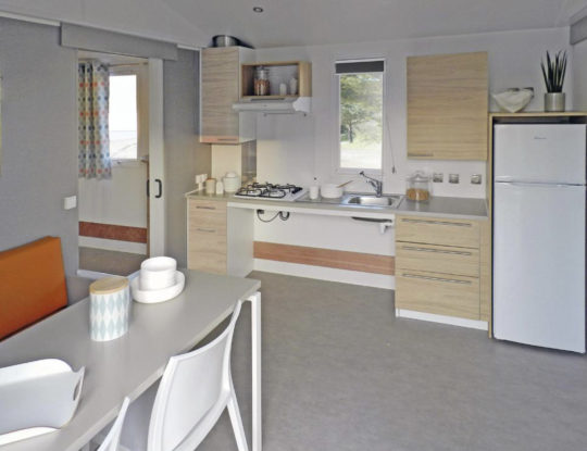Camping Californie Plage - Accommodation - PRM mobile home - Kitchen and living/dining area