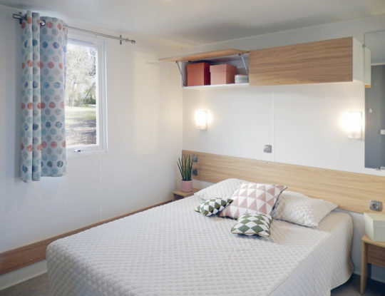 Camping Californie Plage - Hébergements - Mobil-home Cap\'tain Sparrow Premium - Chambre avec un grand lit double