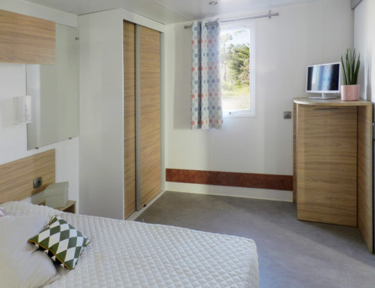 Camping Californie Plage - Hébergements - Mobil-home PMR - Grande chambre pour falicité le passage de chaises roulantes