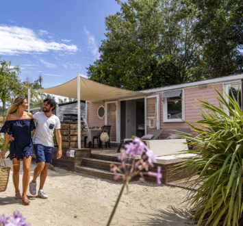 Camping Californie Plage - Hébergements - Mobil-home Caïcos Premium - Extérieure et terrasse du mobil-home