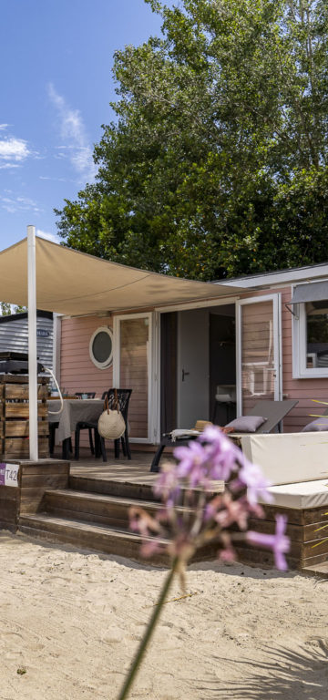 Camping Californie Plage - Hébergements - Mobil-home Caïcos Premium - Extérieure et terrasse du mobil-home