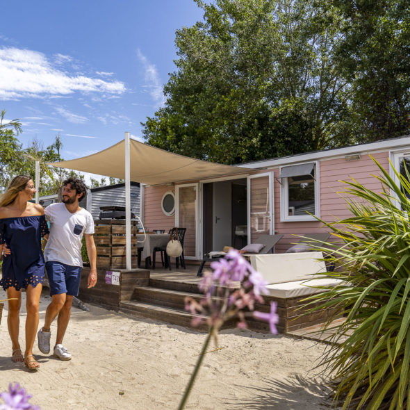 Camping Californie Plage - Hébergements - Mobil-home Caïcos Premium - Extérieure et terrasse du mobil-home
