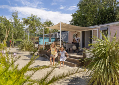 Camping Californie Plage - Hébergements - Mobil-home Caïcos Premium - Extérieurs végétalisés