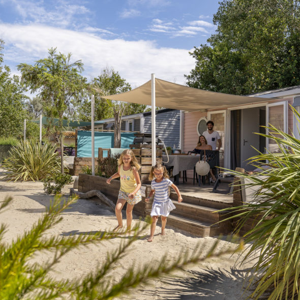 Camping Californie Plage - Hébergements - Mobil-home Caïcos Premium - Extérieurs végétalisés