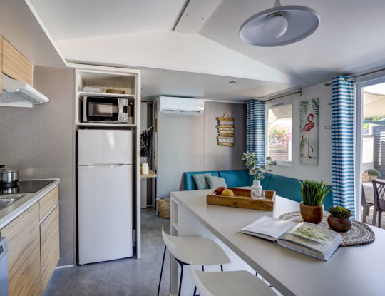 Camping Californie Plage - Accommodation - Caïcos Premium mobile home - Living/dining area and kitchen