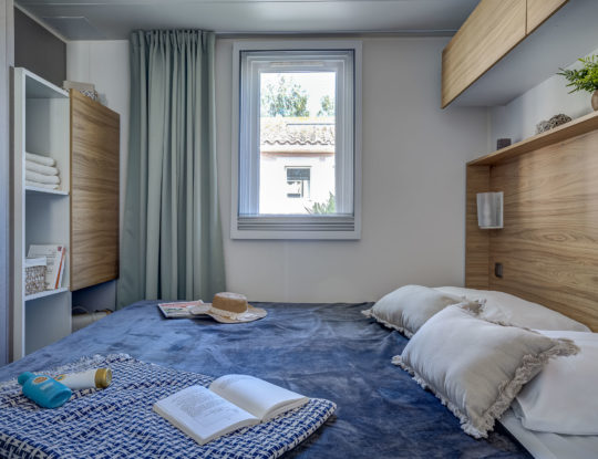 Camping Californie Plage - Accommodation - Caïcos Premium mobile home - Bedroom with a double bed