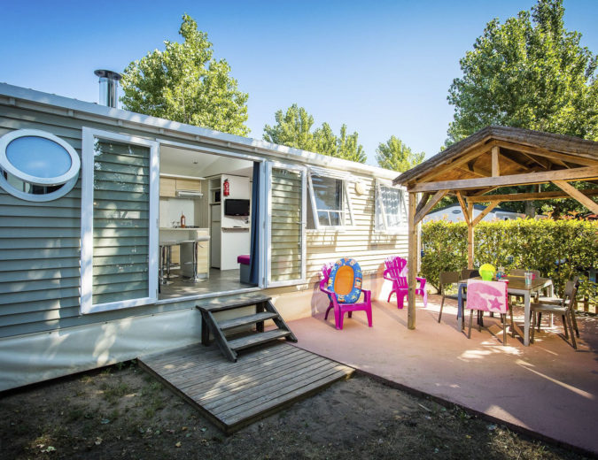 Camping Californie Plage - Hébergements - Mobil-home Tik Hut - Vue de la terrasse couverte