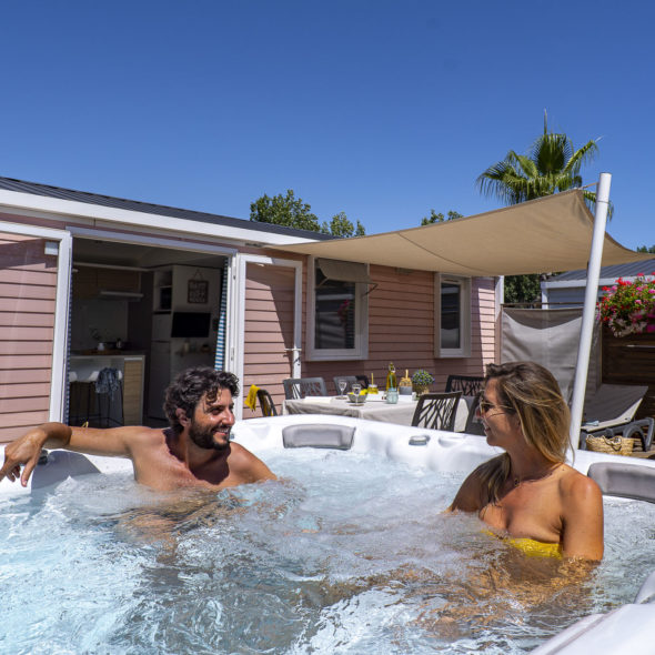 Camping Californie Plage - Hébergements - Mobil-home Caïcos Spa Premium - grande terrasse avec spa privatif