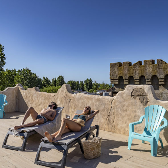 Camping Californie Plage - Solarium avec chaises longues
