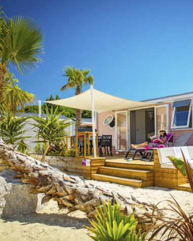 Camping Californie Plage - Hébergements locatifs entourés de végétation