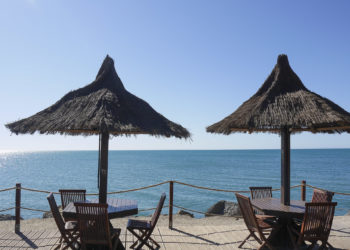 Camping Californie Plage - La plage - Terrasse avec parasols du restaurant-grill \"Le Beach\"