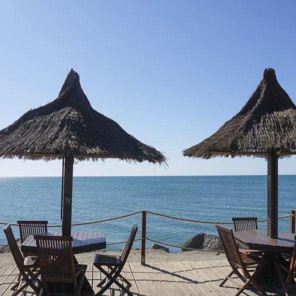 Camping Californie Plage - La plage - Terrasse avec parasols du restaurant-grill \"Le Beach\"