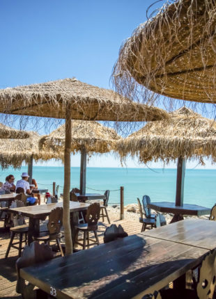 Camping Californie Plage - La plage - Bar \"Le beach\" face à la mer