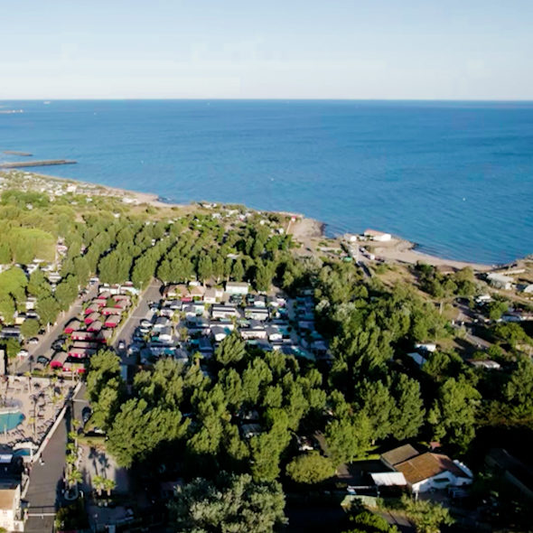 Camping Californie Plage - Vidéo - Vue aérienne des location et des emplacement vue mer