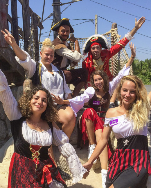 Camping Californie Plage - Galerie photo - Groupe d\'animateur déguisé en pirate