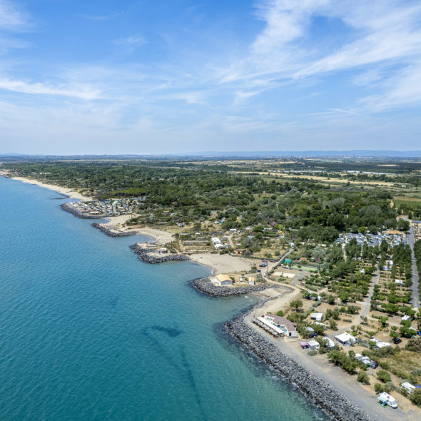 Camping Californie Plage - Galerie photo - Vue aérienne générale du camping avec les emplacement en bord de mer