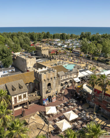 Camping Californie Plage - Galerie photo -Vue aérienne sur la place des pirates et une vue sur les locations et la mer