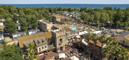 Camping Californie Plage - Photo gallery - Aerial view of pirates\' square and a view of the rental accommodation and the sea