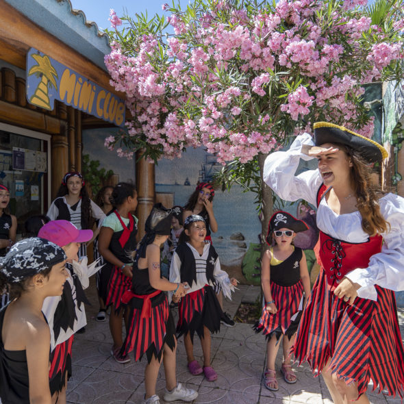 Camping Californie Plage - Galerie photo - Jourée speciale Pirate au mini club avec des efants et des animateurs déguisés