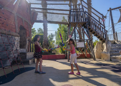 Camping Californie Plage - Galerie photo - Enfants jouant dans l\'aire de jeux aux décors pirates 
