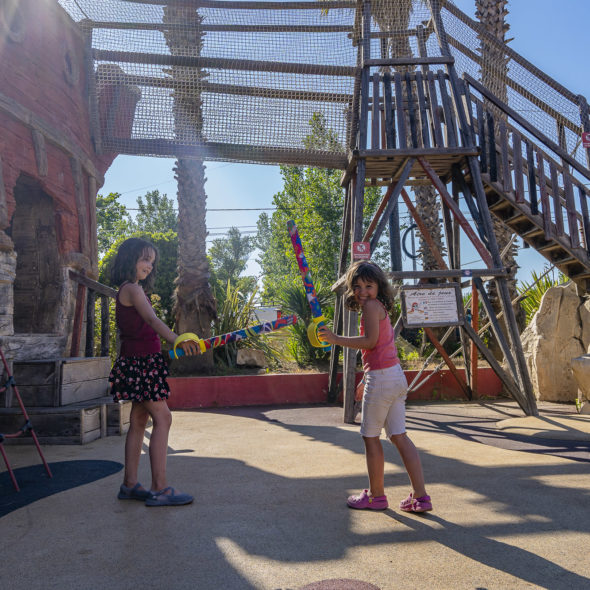 Camping Californie Plage - Galerie photo - Enfants jouant dans l\'aire de jeux aux décors pirates 