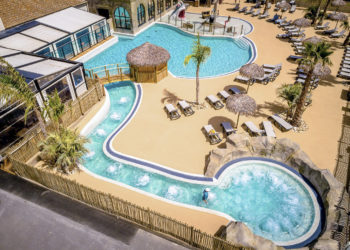 Camping Californie Plage - Galerie photo - Vue aérienne des bains à remous et de la piscine extérieure