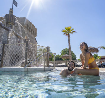 Camping Californie Plage - Galerie photo - Piscine et espace de jeux aqualudiques