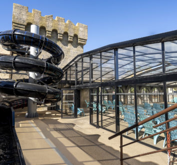 Camping Californie Plage - Galerie photo - Vue du toboggan et de la piscine couverte