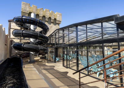 Camping Californie Plage - Galerie photo - Vue du toboggan et de la piscine couverte
