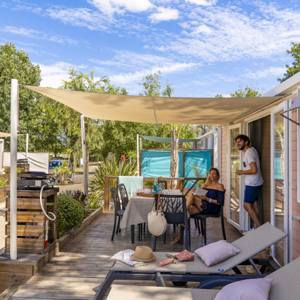 Camping Californie Plage - Galerie photo - Grande terrasse d\'un hébergement 