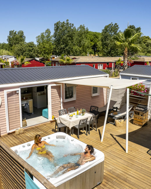 Camping Californie Plage - Galerie photo - Vue aérienne d\'u mobil-home avec grande terrasse et spa privatif